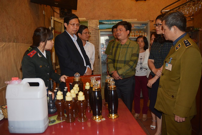 Đoàn kiểm tra phát hiện nhiều loại rượu không rõ nguồn gốc tại cơ sở kinh doanh có địa chỉ số 97 Trần Duy Hưng, phường Trung Hòa. Ảnh: Sở Y tế Hà Nội.