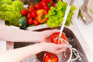 Rửa rau quả bằng nước sạch không đủ an toàn?