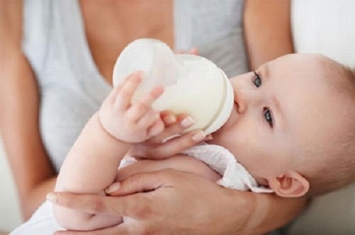 Sai lầm thường gặp khi pha sữa cho trẻ