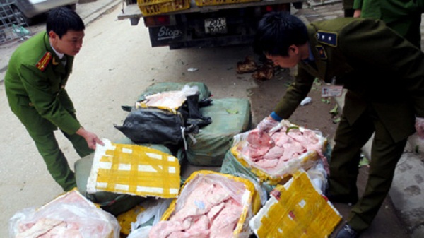 Bắc Giang: Cả tấn nầm lợn thối 'bốc hơi' khỏi nơi chôn cất