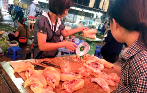 Thịt gà giá siêu rẻ 25.000 đồng được bày bán la liệt tại chợ