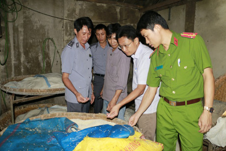 Kiểm tra một cơ sở làm bún truyền thống tại huyện Đức Thọ
